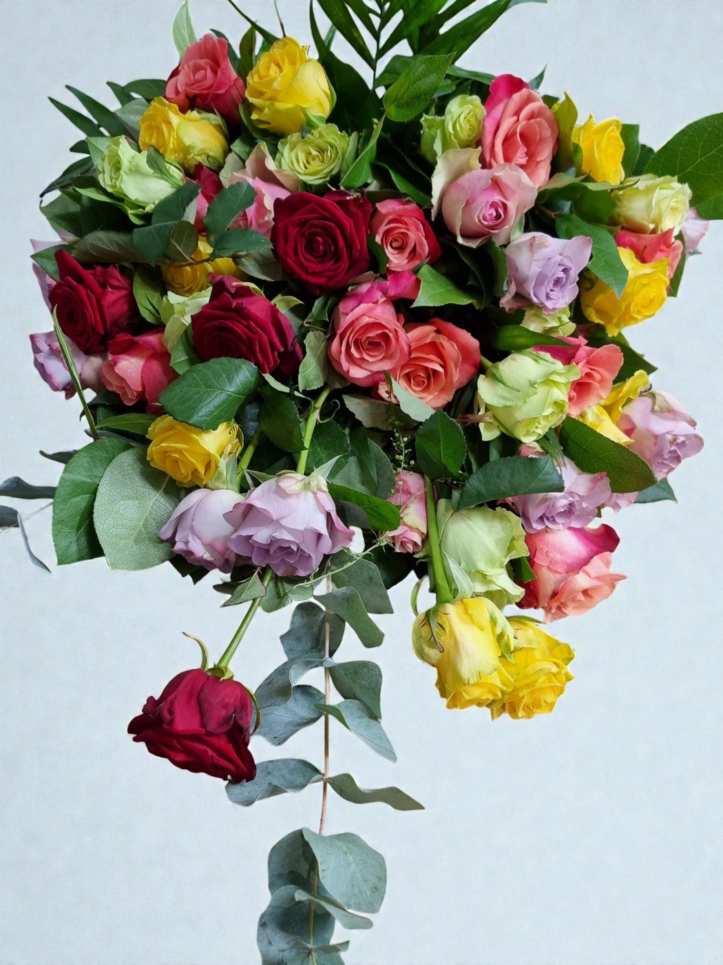 Bårebuket blandede roser – begravelse fra Blomster Heksen