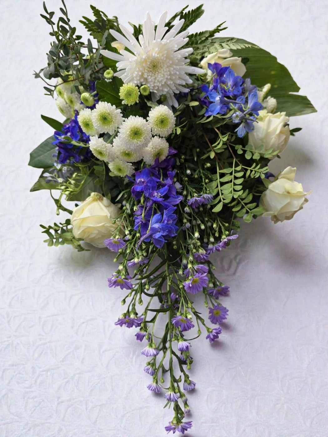 Bårebuket i blå og hvide – begravelse fra Blomster Heksen
